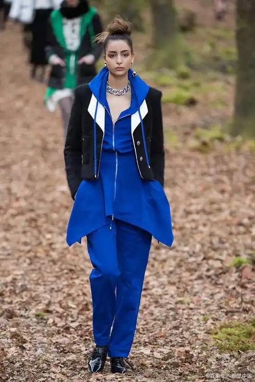 又被"宝蓝色"惊艳了,搭配这几个颜色真好看