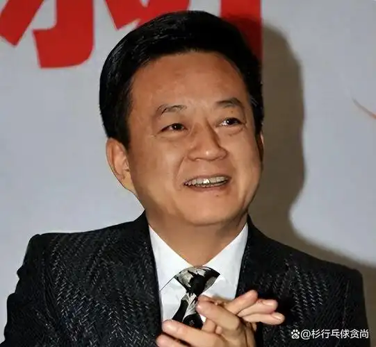 他是央视风光无限的主持人,人