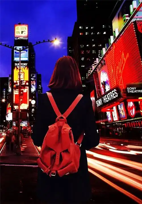 伤感短发女生背影夜景图片