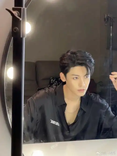 侯明昊对镜笑live图