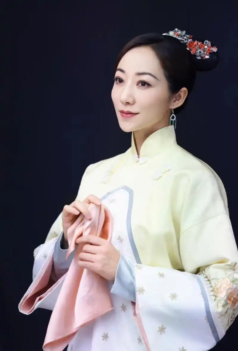 韩雪录综艺的古装造型出炉,她现在年龄上来了,怎么打扮都看起来一脸