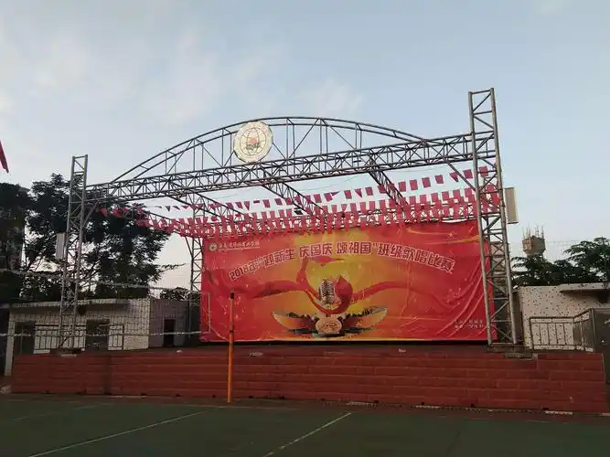 上演了五彩缤纷,各种各样节目的校园舞台