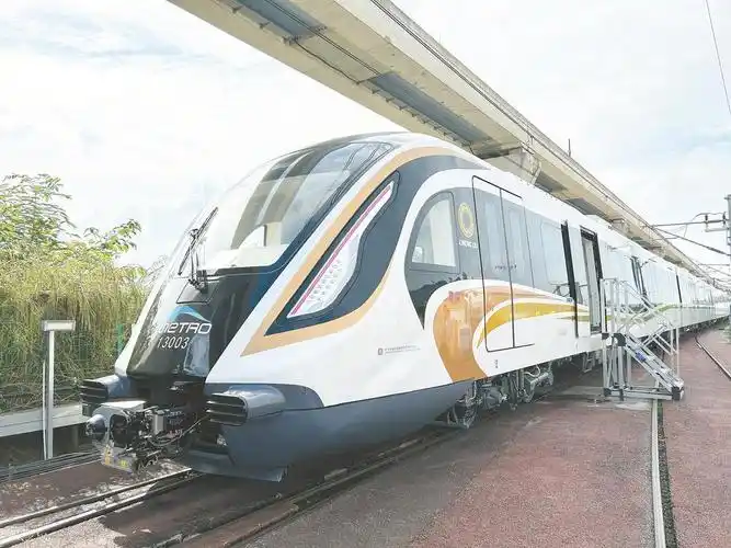 成都轨道交通13号线一期首列车