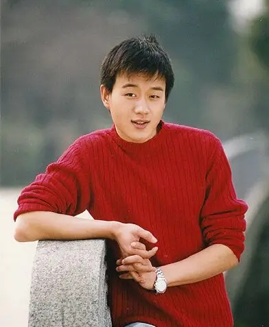 猫爸佟大为晒青涩学生照 "嫩到可以掐出水来"!