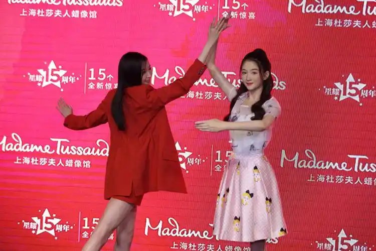 关晓彤穿红风衣为蜡像揭幕越来越飒了心情大好笑不停