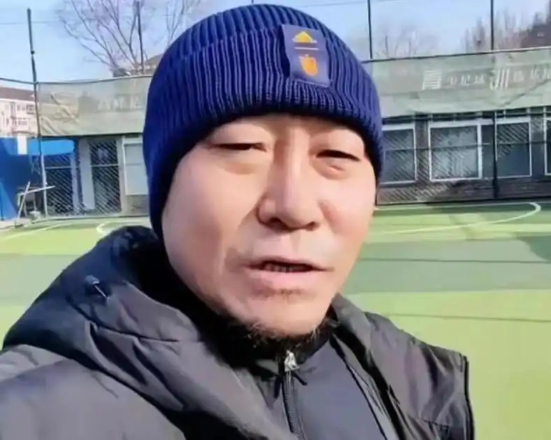 足坛名宿高峰现状!54岁变化巨大,老婆曾是运动员未再育子女