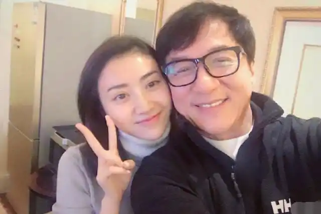 景甜再晒与成龙亲密合影,一个细节暴露成龙在景甜心中的地位