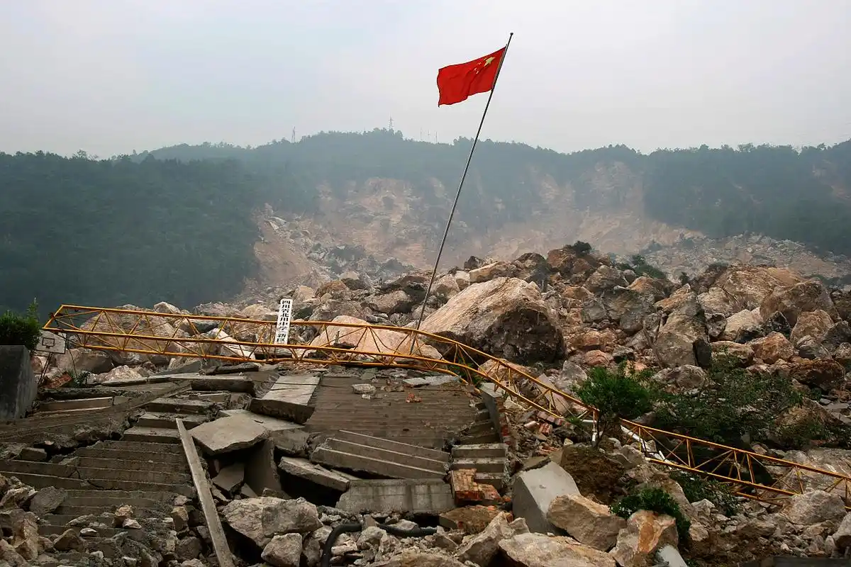 缅怀逝者,致敬重生,致敬所有的负重前行,愿以后的日子