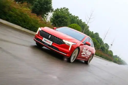 在年轻的市场上奔腾试驾一汽奔腾b70