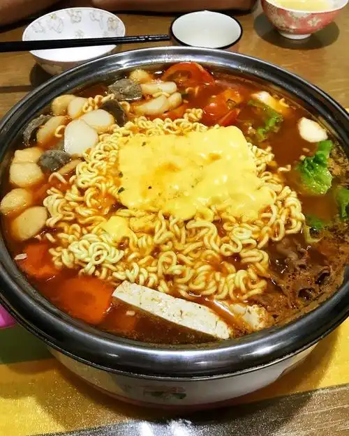 肉包子刘小婧做的韩国部队锅拉面锅超好吃