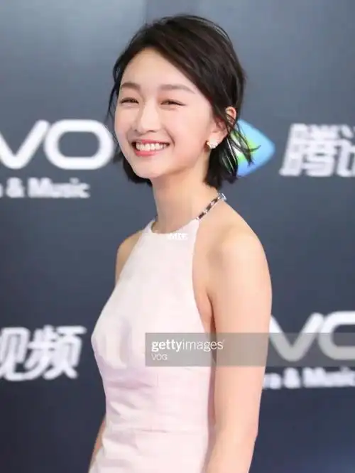 周冬雨抓拍下的明媚笑容