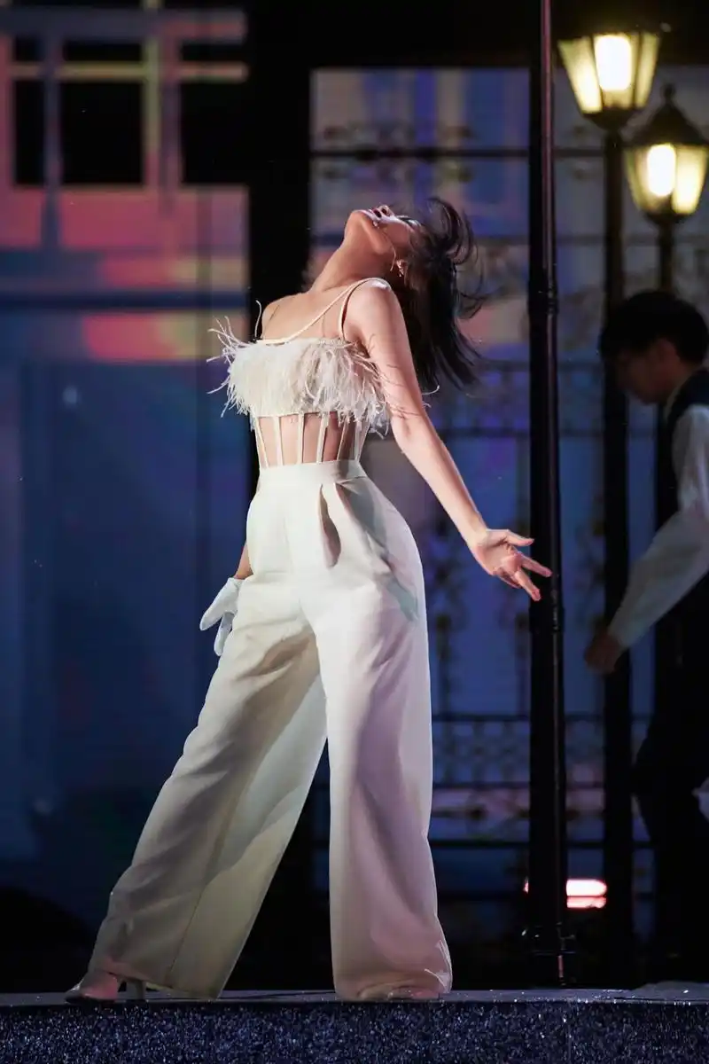 杨丞琳《乘风破浪的姐姐2》造型 羽毛鱼骨连体裤清爽灵动