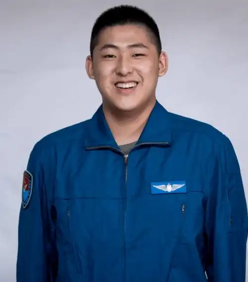 这是空军首次使用运-20集中运送新录取飞行学员入校报到