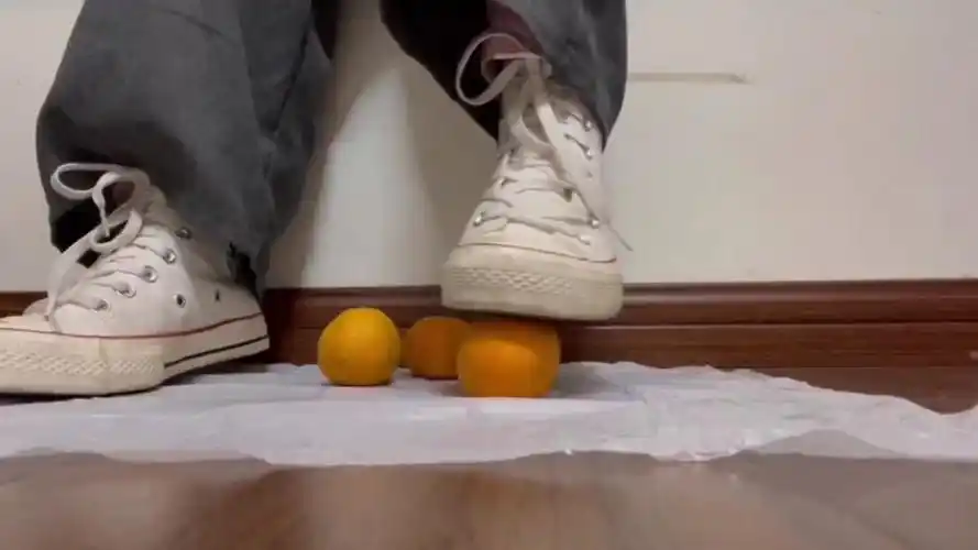 帆布鞋踩踏橘子解压