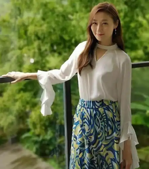 49岁万绮雯也太美了!素颜露面好自信,冻龄容颜不惧高清镜头