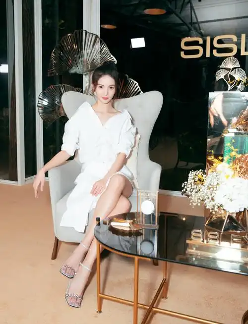 金晨活动造型好吸睛穿不规则白色衬衫裙配高跟鞋清新又霸气