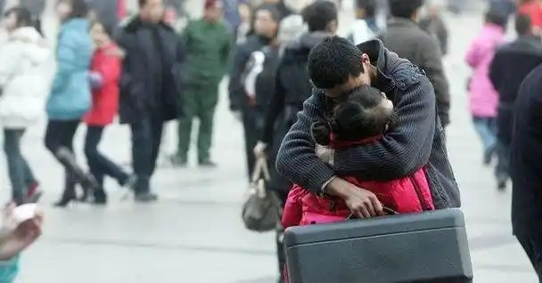 农民工返乡过年火车站难舍难分的情侣离别吻长达半个小时