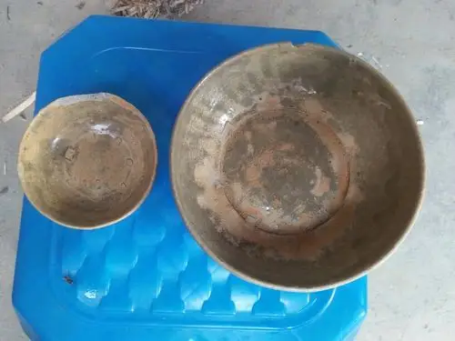 老师们,有专家级别的看看这对破碗值钱吗?什么年代的,价值多少呢?