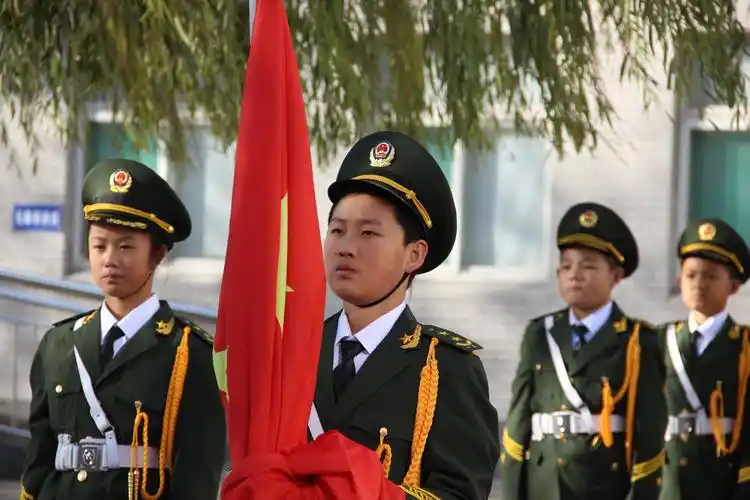 五星红旗迎风飘扬——记明集镇第一小学国旗仪仗队升旗仪式