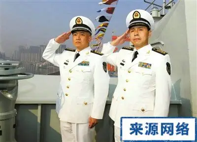 舰长 张峥(左),1969年出生于浙江长兴,海军大校军衔,研究生学历.