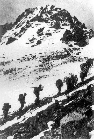 (红军长征时爬过的雪山)