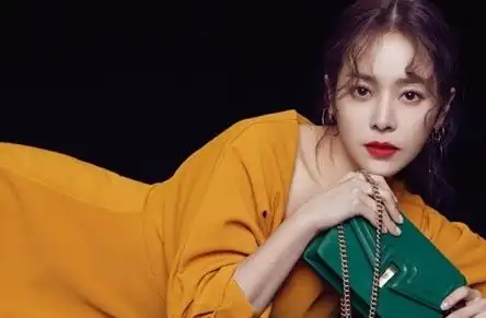 韩志旼最新时装写真,腿部线条优美,红色唇妆展现高傲魅力