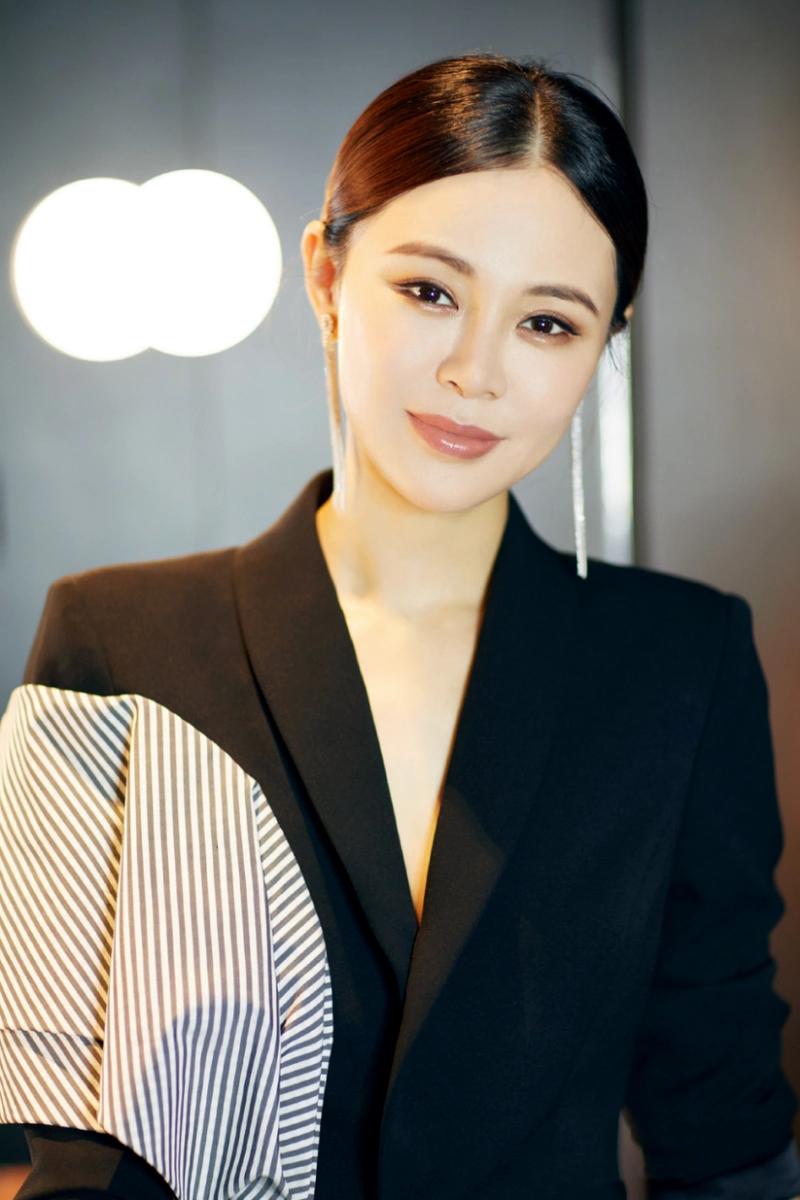 原创40岁关悦终于高调美一回!一身拼接西装干练精致,气场全开