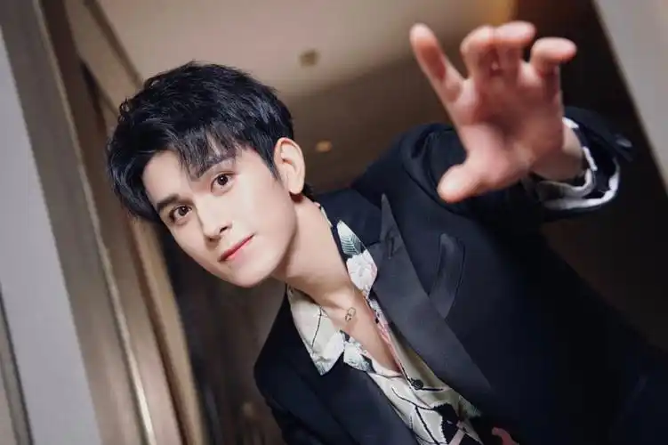 鲜衣怒马少年时 朱赞锦电子刊即将于4月9日上线