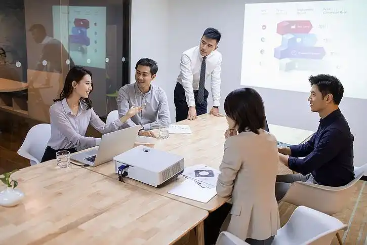 商务人士在会议室开会