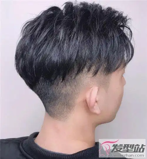两边铲青两边掏空男生发型,头发纹理随性层次叠加低调时尚,这款发型不