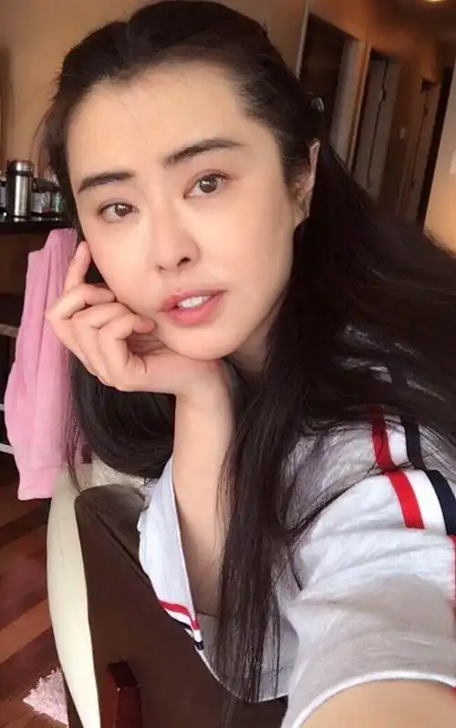 51岁王祖贤近照曝光皮肤细腻秀发乌黑