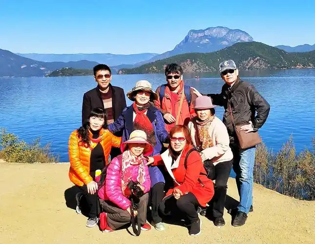 丽江泸沽湖之行的8个朋友来一张合影照.