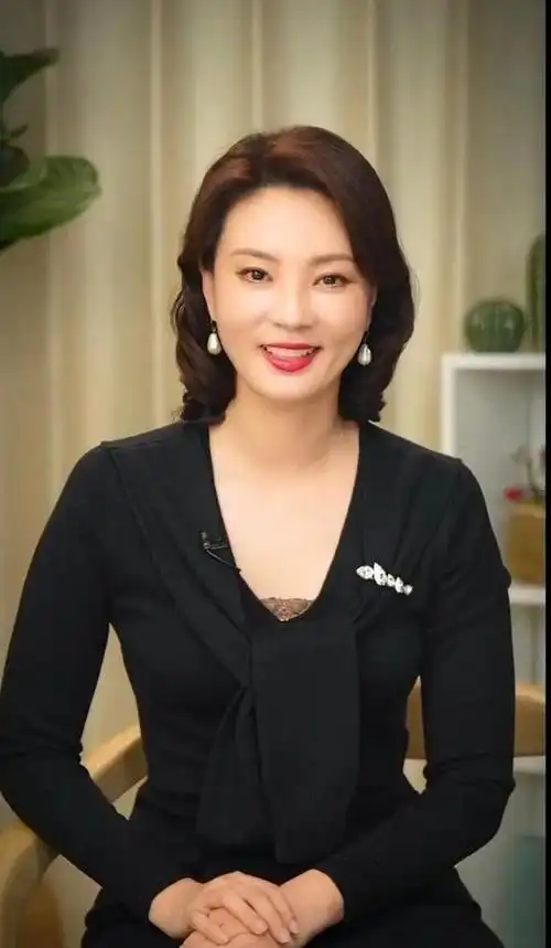 央视美女主持人刘芳菲47岁仍单身不奢求婚姻只要过得自在就行