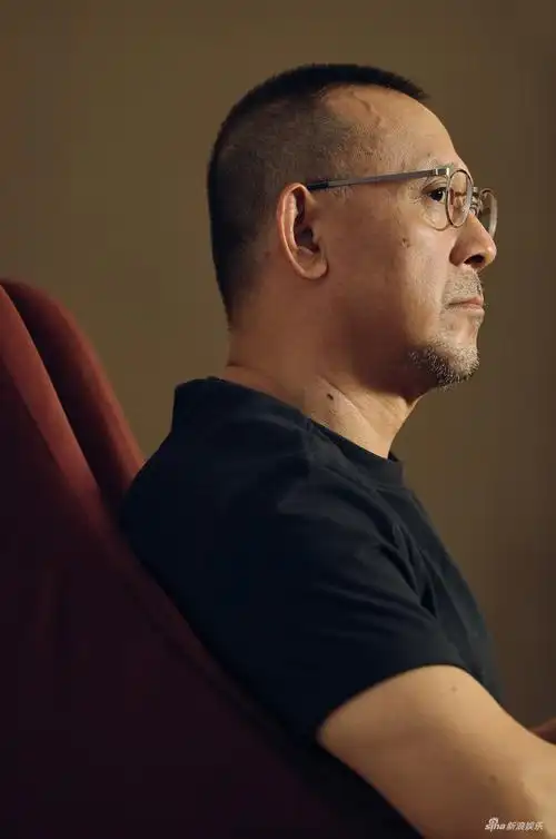 组图:姜文上影节受访不"怼"人 表情认真man力十足