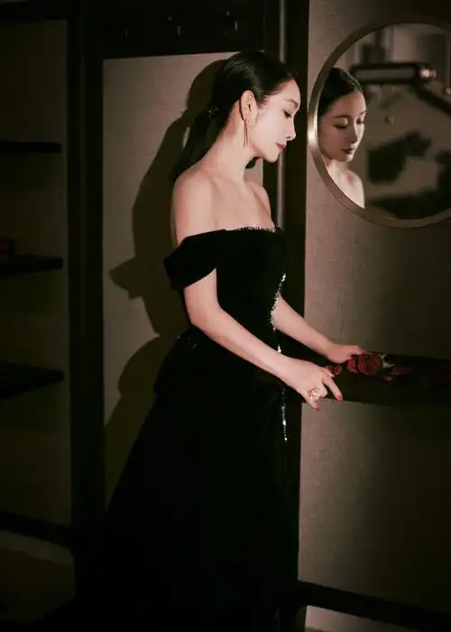 静谧中不失优雅,秦海璐的每一个动作都充满了魅力和韵味.