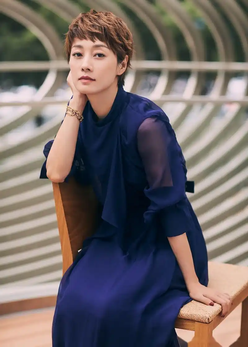 马伊琍最新意式大片出炉,钴蓝色的泰迪熊大衣极具突破性与年轻感,搭配