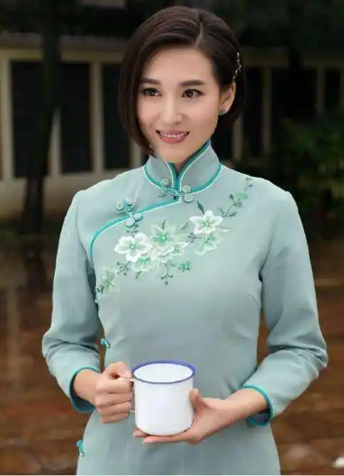 1990年,3岁第一次出境在潘虹领衔主演的电影《的士女人》里.