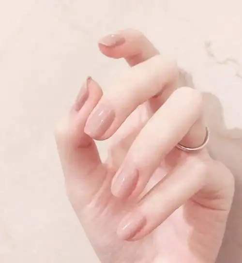 显手白的裸色系美甲图