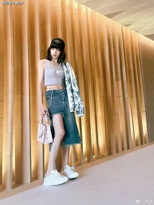宋茜的穿搭这么大胆随性?个性牛仔裙配腰链,好飒好撩啊!_背心_灰色
