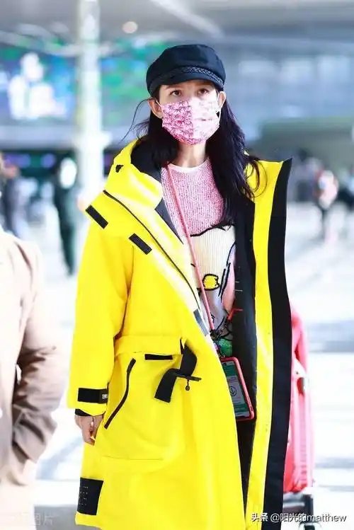 街拍蔡少芬荧光黄风衣粉红卡通毛衣现身可可爱爱一颗少女心