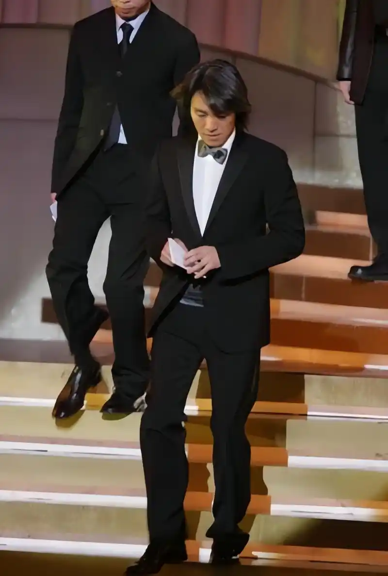 穿西装出场的星爷简直太帅了.#百度秋冬打卡挑战赛# #周星驰