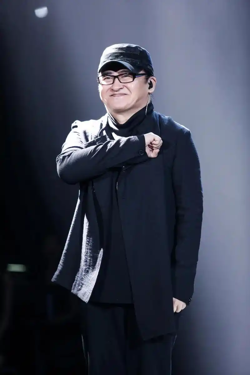 "一代歌王"刘欢的清醒:成名不弃糟糠妻,拒绝商演坚持教书30年