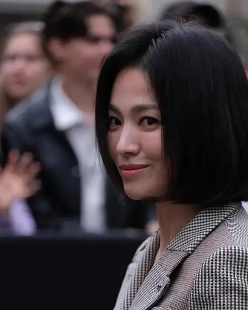 解析三:短发发型增加利落感,形成平衡一致的效果宋慧乔的短发发型和