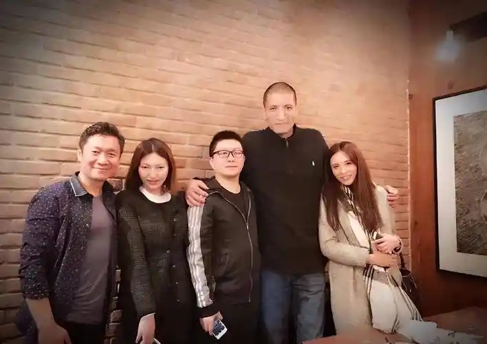 巴特尔给了德明从未感受过的甜蜜,她含着热泪答应了巴特尔的求婚,因为