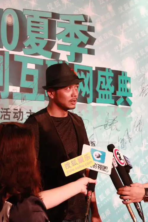 毕业于中央戏剧学院,中国内地男演员