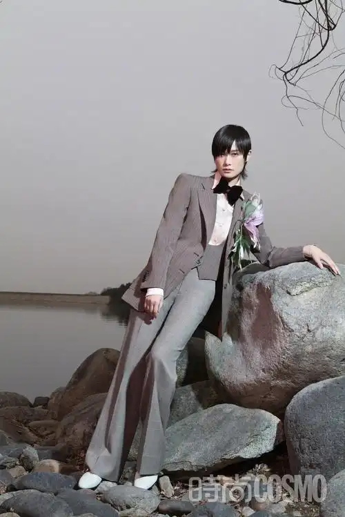 李宇春写真大片曝光 西装造型率性时尚|李宇春|写真大片_新浪新闻