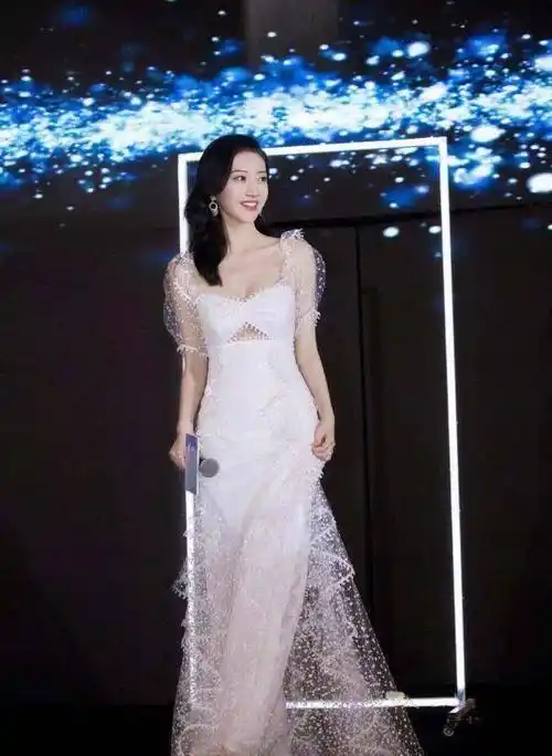 原创31岁景甜放手镂空蕾丝裙秀身材粉丝太厉害了