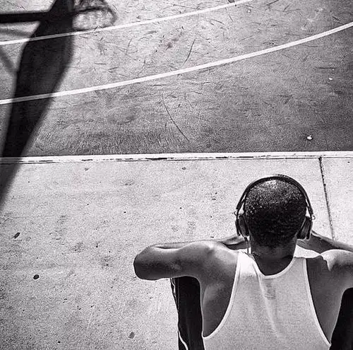 我们一大群人被老师赶出教室罚站.