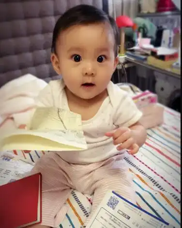 超萌贾静雯女儿咘咘戴蝴蝶结发卡脚趾点赞