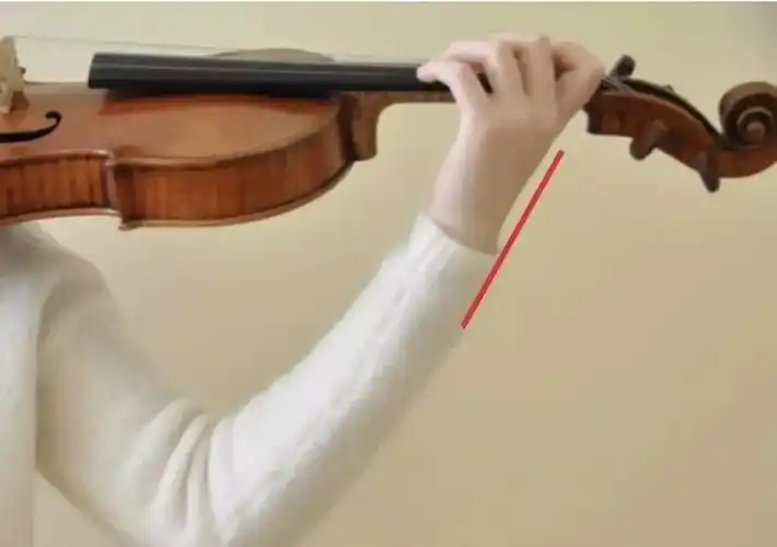 小提琴左手持琴正误对比图